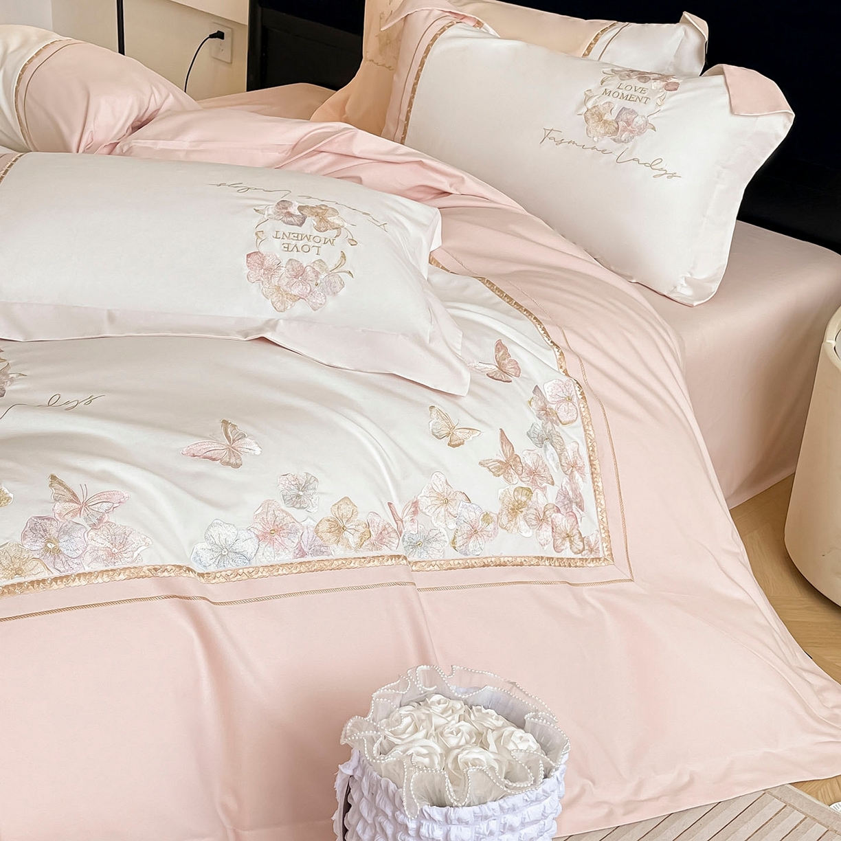 91家纺网 家纺一手货源 找家纺  2025秋冬新款轻奢高级感加厚保暖全棉纯棉磨毛重工刺绣四件套床上用品花间集 花间集-颜粉