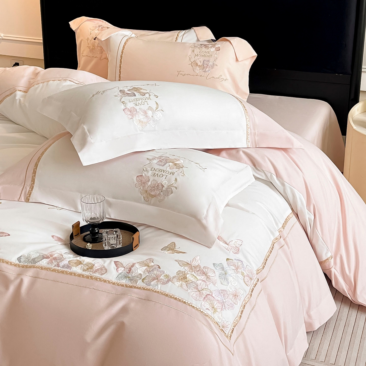 91家纺网 家纺一手货源 找家纺 （总）乔利卡沃 2025秋冬新款轻奢高级感加厚保暖全棉纯棉磨毛重工刺绣四件套床上用品花间集