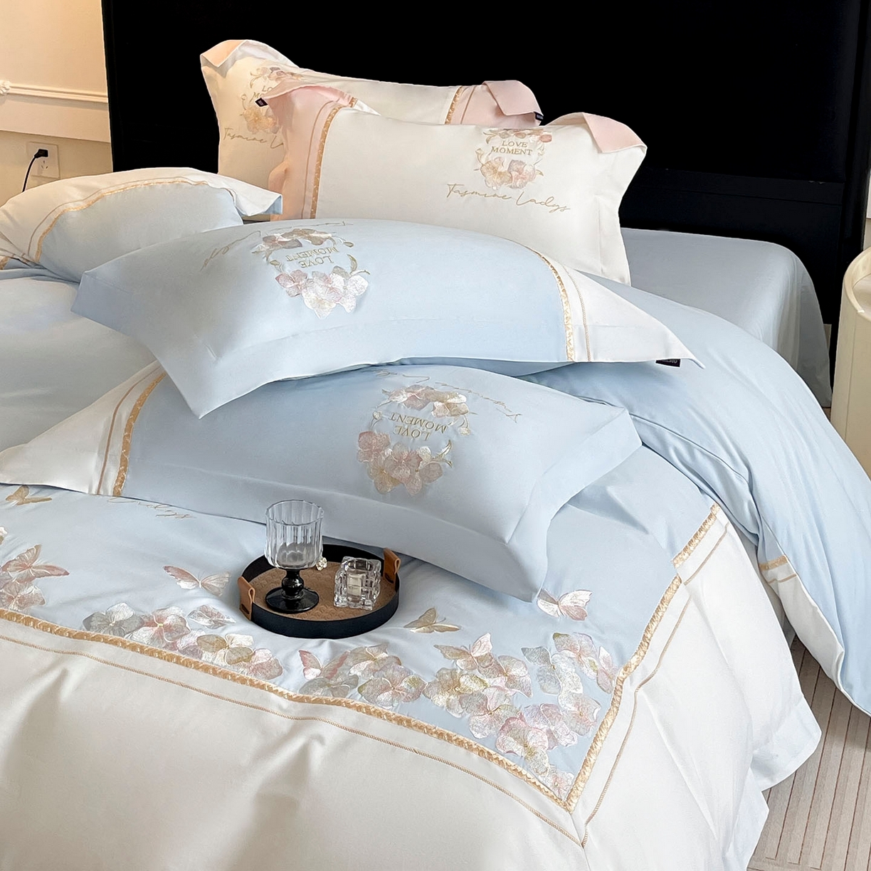 91家纺网 家纺一手货源 找家纺  2025秋冬新款轻奢高级感加厚保暖全棉纯棉磨毛重工刺绣四件套床上用品花间集 花间集-慕蓝