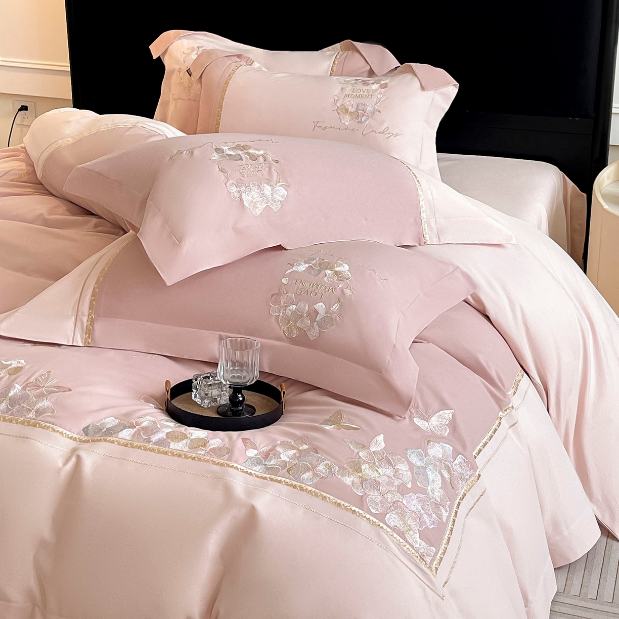 91家纺网 家纺一手货源 找家纺  2025秋冬新款轻奢高级感加厚保暖全棉纯棉磨毛重工刺绣四件套床上用品花间集 花间集-红桃