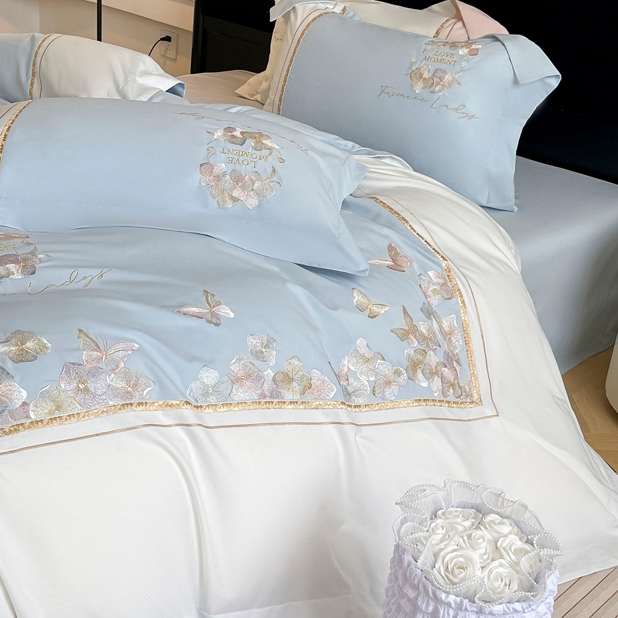 91家纺网 家纺一手货源 找家纺  2025秋冬新款轻奢高级感加厚保暖全棉纯棉磨毛重工刺绣四件套床上用品花间集 花间集-慕蓝