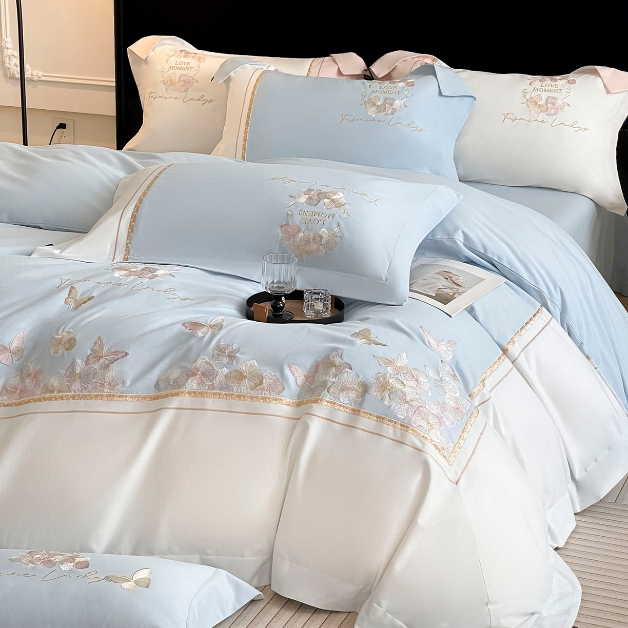 91家纺网 家纺一手货源 找家纺  2025秋冬新款轻奢高级感加厚保暖全棉纯棉磨毛重工刺绣四件套床上用品花间集 花间集-慕蓝