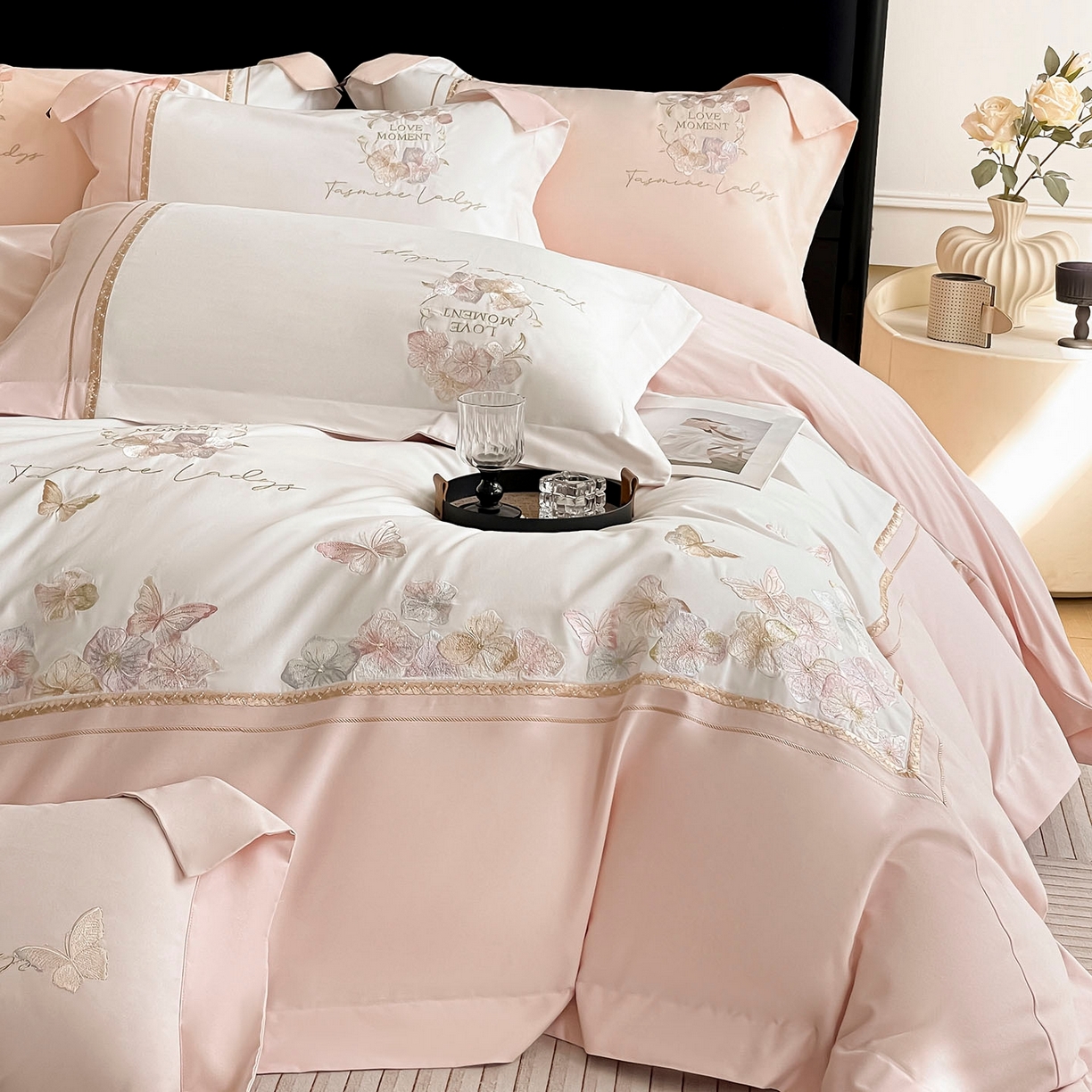 91家纺网 家纺一手货源 找家纺 （总）乔利卡沃 2025秋冬新款轻奢高级感加厚保暖全棉纯棉磨毛重工刺绣四件套床上用品花间集