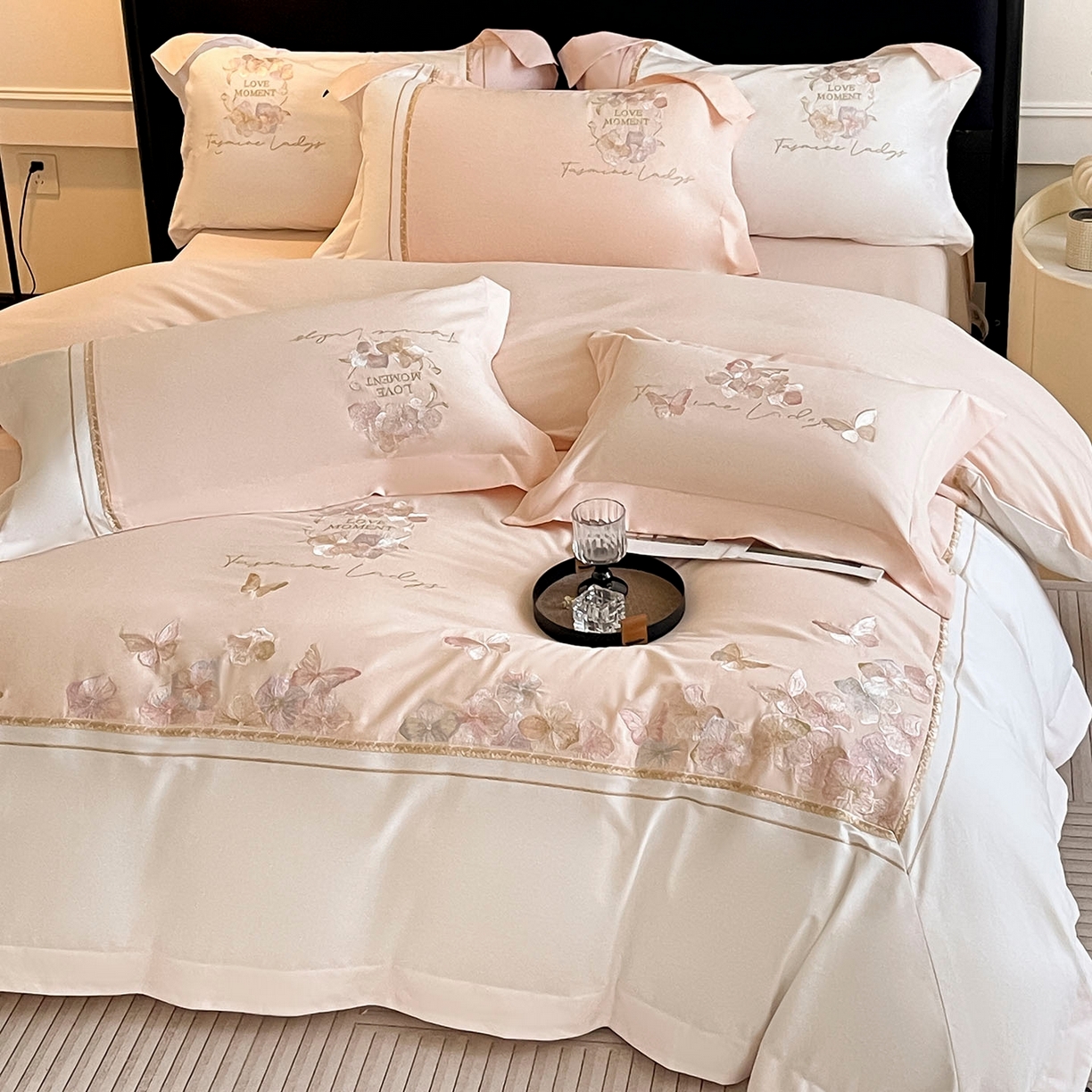 91家纺网 家纺一手货源 找家纺  2025秋冬新款轻奢高级感加厚保暖全棉纯棉磨毛重工刺绣四件套床上用品花间集 花间集-柔杏