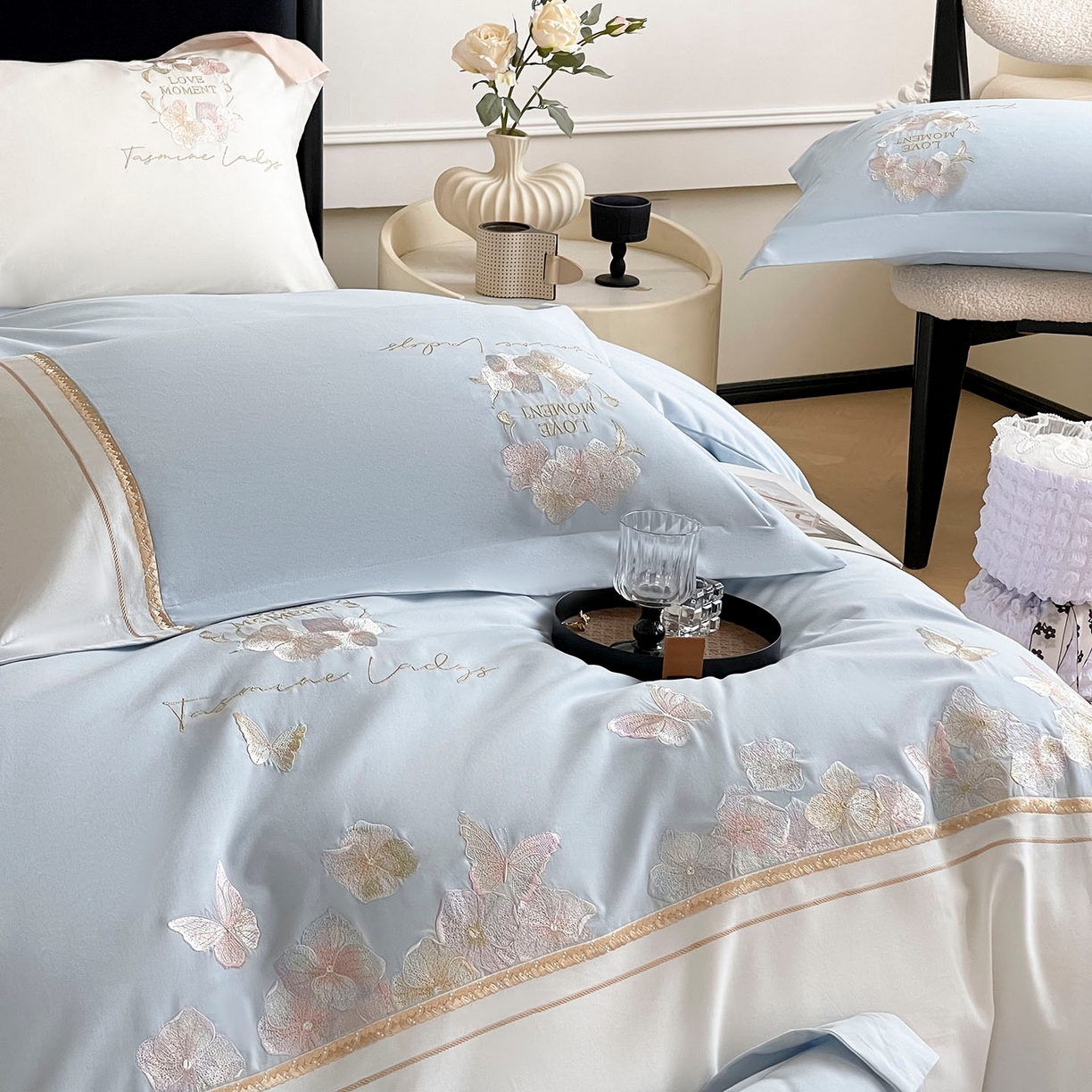 91家纺网 家纺一手货源 找家纺  2025秋冬新款轻奢高级感加厚保暖全棉纯棉磨毛重工刺绣四件套床上用品花间集 花间集-慕蓝