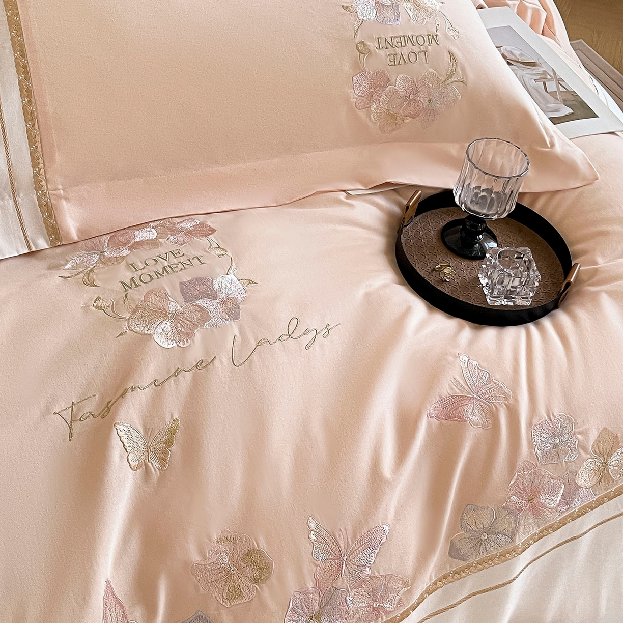 91家纺网 家纺一手货源 找家纺  2025秋冬新款轻奢高级感加厚保暖全棉纯棉磨毛重工刺绣四件套床上用品花间集 花间集-柔杏