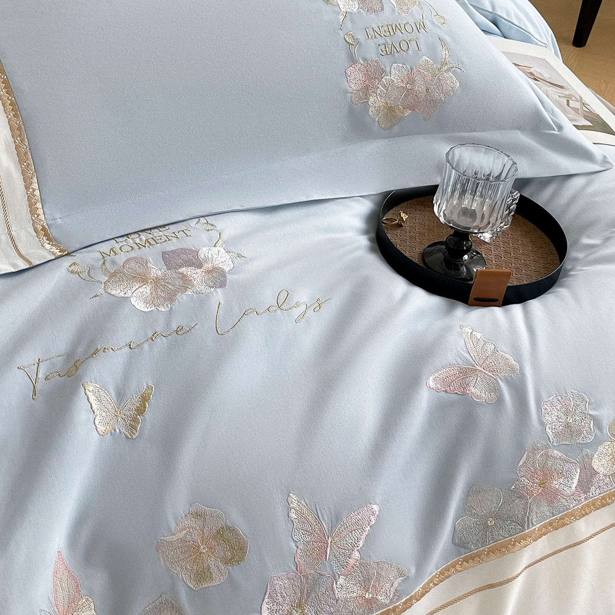 91家纺网 家纺一手货源 找家纺  2025秋冬新款轻奢高级感加厚保暖全棉纯棉磨毛重工刺绣四件套床上用品花间集 花间集-慕蓝