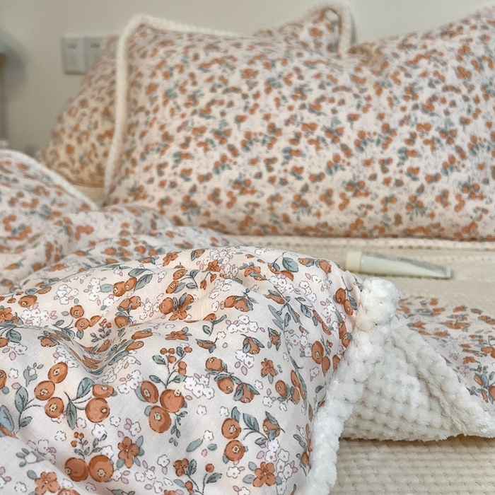91家纺网 家纺一手货源 找家纺 荣轩 2025秋冬必备新品棉加绒华夫格提花绒工艺款四件套（铺床版）秋日花园