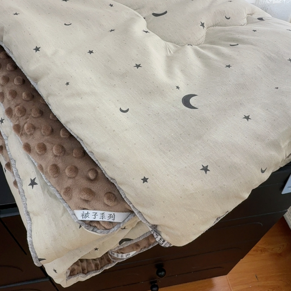 91家纺网 家纺一手货源 找家纺 暖居 2025新款麻绳款嵌条纯棉春秋豆豆被被子被芯四季通用月儿