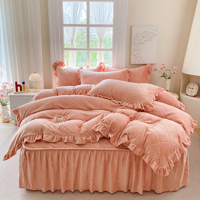 91家纺网 家纺一手货源 找家纺 （总）乐嘉盈 2025新款雕花牛奶绒床裙款四件套-字母菲菲