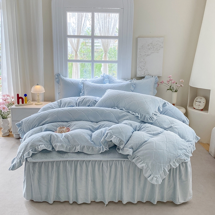 91家纺网 家纺一手货源 找家纺 （总）乐嘉盈 2025新款雕花牛奶绒床裙款四件套-字母菲菲