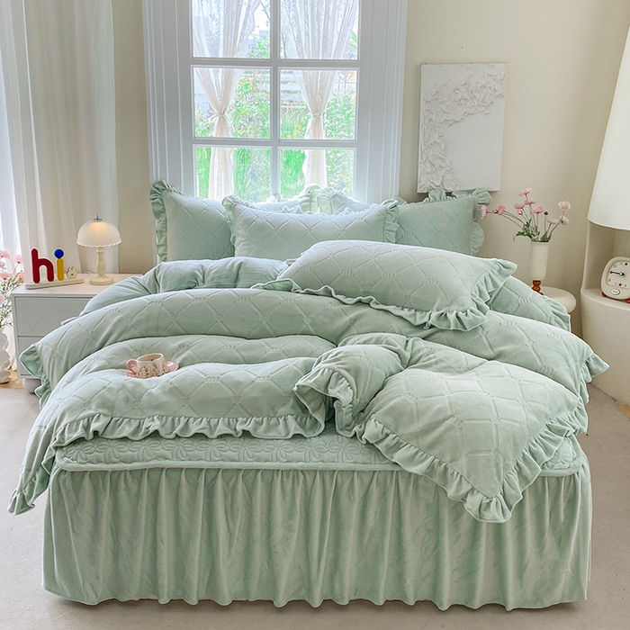 91家纺网 家纺一手货源 找家纺 （总）乐嘉盈 2025新款雕花牛奶绒床裙款四件套-字母菲菲