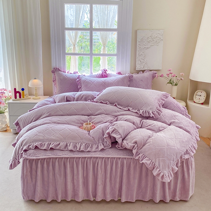 91家纺网 家纺一手货源 找家纺 （总）乐嘉盈 2025新款雕花牛奶绒床裙款四件套-字母菲菲