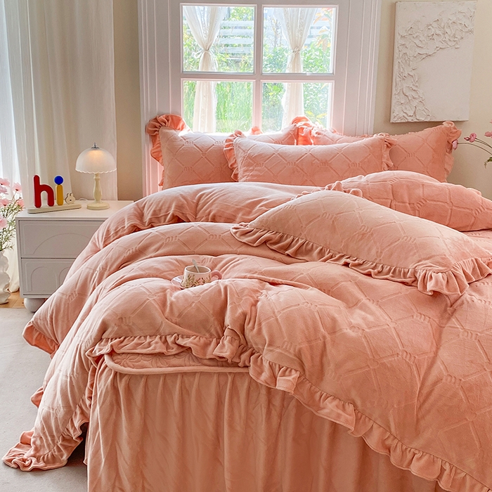 91家纺网 家纺一手货源 找家纺 （总）乐嘉盈 2025新款雕花牛奶绒床裙款四件套-字母菲菲