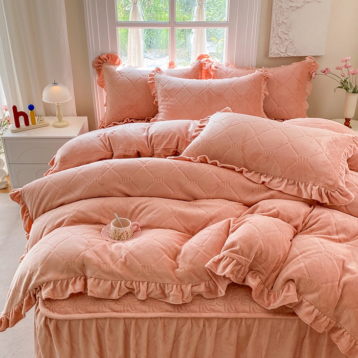 91家纺网 家纺一手货源 找家纺 （总）乐嘉盈 2025新款雕花牛奶绒床裙款四件套-字母菲菲