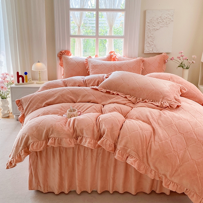 91家纺网 家纺一手货源 找家纺 （总）乐嘉盈 2025新款雕花牛奶绒床裙款四件套-字母菲菲