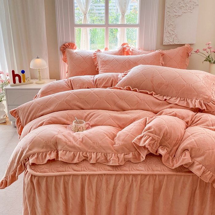 91家纺网 家纺一手货源 找家纺 （总）乐嘉盈 2025新款雕花牛奶绒床裙款四件套-字母菲菲