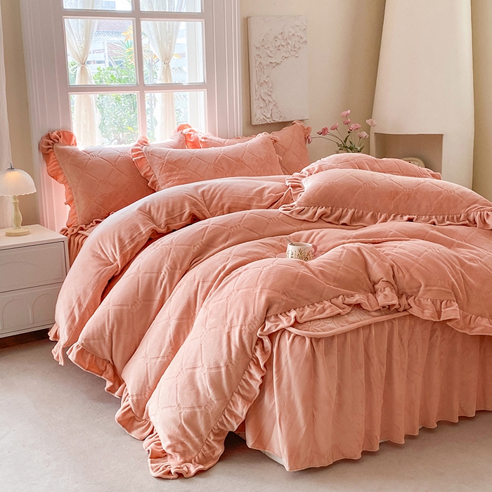 91家纺网 家纺一手货源 找家纺 （总）乐嘉盈 2025新款雕花牛奶绒床裙款四件套-字母菲菲