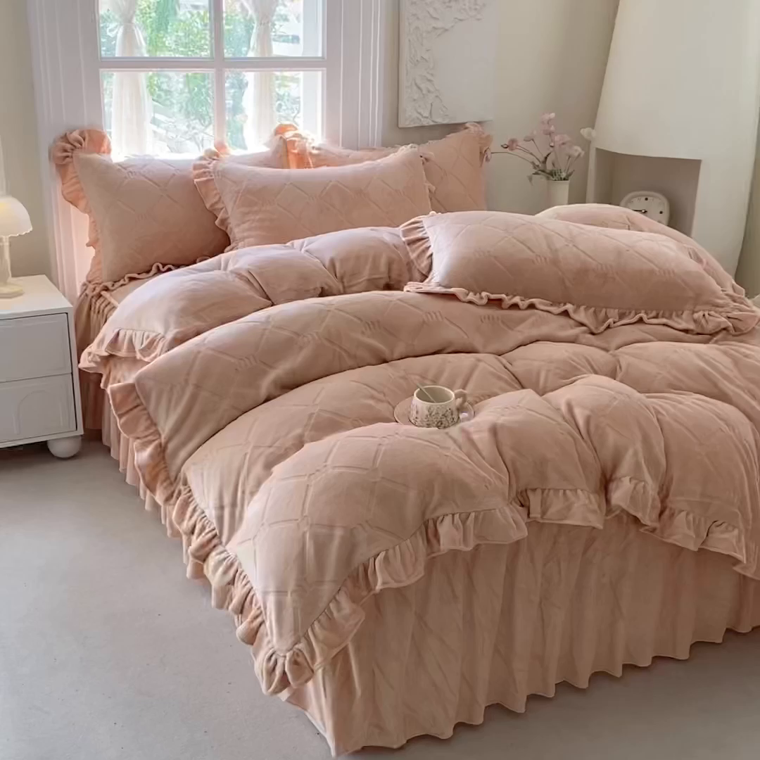 91家纺网 家纺一手货源 找家纺 （总）乐嘉盈 2025新款雕花牛奶绒床裙款四件套-字母菲菲