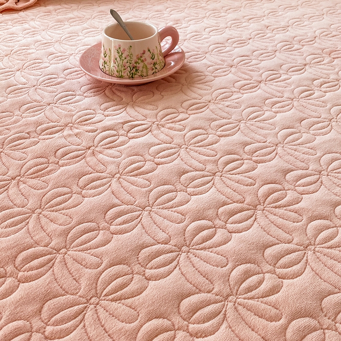 91家纺网 家纺一手货源 找家纺 乐嘉盈 2025新款雕花牛奶绒床裙款四件套-字母菲菲 字母菲菲-橙色