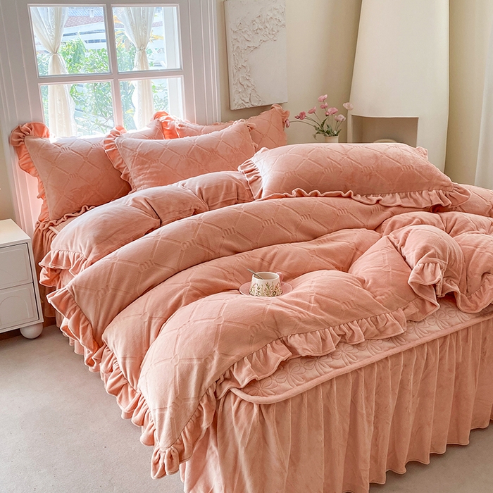 91家纺网 家纺一手货源 找家纺 乐嘉盈 2025新款雕花牛奶绒床裙款四件套-字母菲菲 字母菲菲-橙色