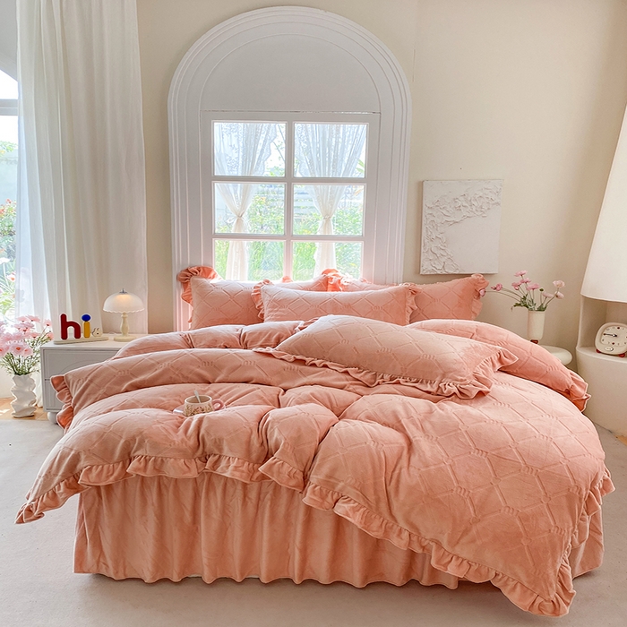 91家纺网 家纺一手货源 找家纺 乐嘉盈 2025新款雕花牛奶绒床裙款四件套-字母菲菲 字母菲菲-橙色