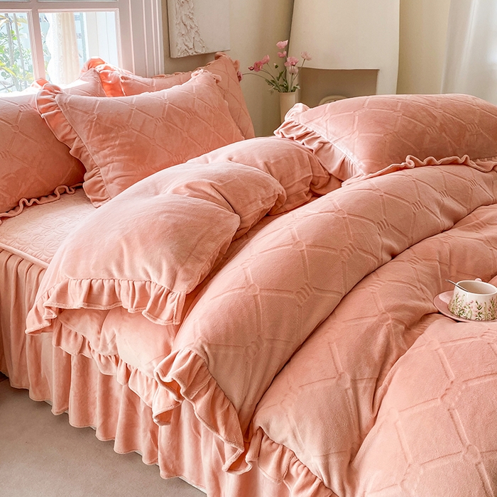 91家纺网 家纺一手货源 找家纺 乐嘉盈 2025新款雕花牛奶绒床裙款四件套-字母菲菲 字母菲菲-橙色