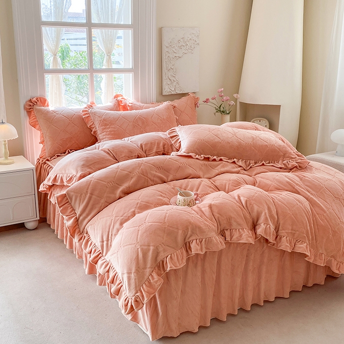 91家纺网 家纺一手货源 找家纺 乐嘉盈 2025新款雕花牛奶绒床裙款四件套-字母菲菲 字母菲菲-橙色