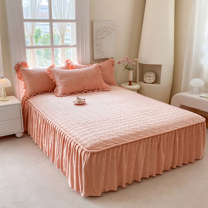 91家纺网 家纺一手货源 找家纺 乐嘉盈 2025新款雕花牛奶绒床裙款四件套-字母菲菲 字母菲菲-橙色