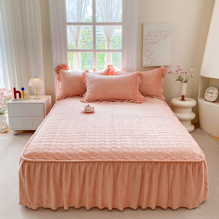 91家纺网 家纺一手货源 找家纺 乐嘉盈 2025新款雕花牛奶绒床裙款四件套-字母菲菲 字母菲菲-橙色