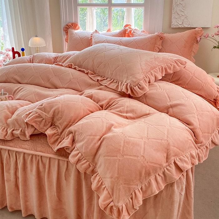 91家纺网 家纺一手货源 找家纺 乐嘉盈 2025新款雕花牛奶绒床裙款四件套-字母菲菲 字母菲菲-橙色