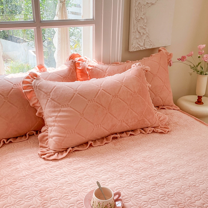 91家纺网 家纺一手货源 找家纺 乐嘉盈 2025新款雕花牛奶绒床裙款四件套-字母菲菲 字母菲菲-橙色