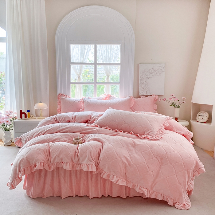 91家纺网 家纺一手货源 找家纺 乐嘉盈 2025新款雕花牛奶绒床裙款四件套-字母菲菲 字母菲菲-粉色