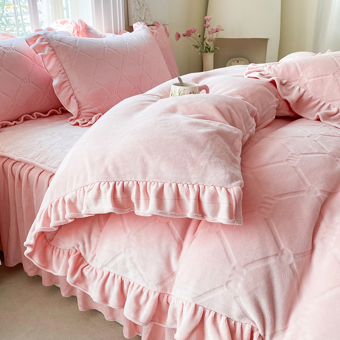 91家纺网 家纺一手货源 找家纺 乐嘉盈 2025新款雕花牛奶绒床裙款四件套-字母菲菲 字母菲菲-粉色