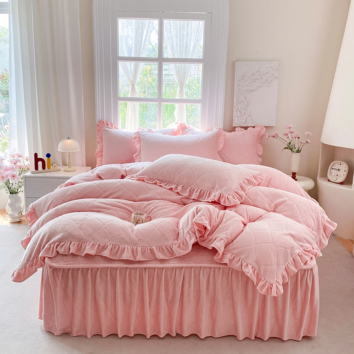 乐嘉盈 2025新款雕花牛奶绒床裙款四件套-字母菲菲 字母菲菲-粉色