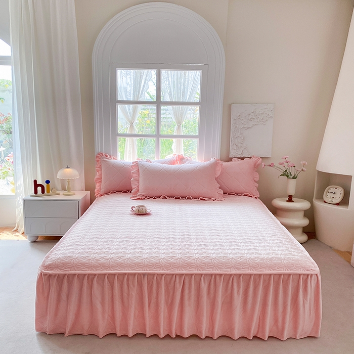 91家纺网 家纺一手货源 找家纺 乐嘉盈 2025新款雕花牛奶绒床裙款四件套-字母菲菲 字母菲菲-粉色