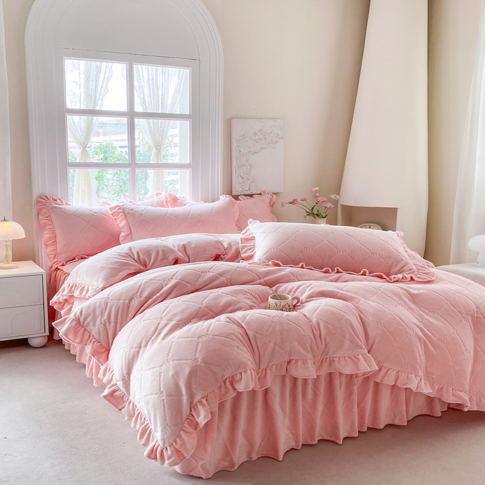 91家纺网 家纺一手货源 找家纺 乐嘉盈 2025新款雕花牛奶绒床裙款四件套-字母菲菲 字母菲菲-粉色