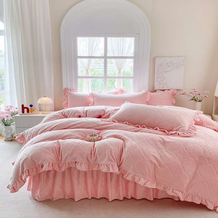 91家纺网 家纺一手货源 找家纺 乐嘉盈 2025新款雕花牛奶绒床裙款四件套-字母菲菲 字母菲菲-粉色