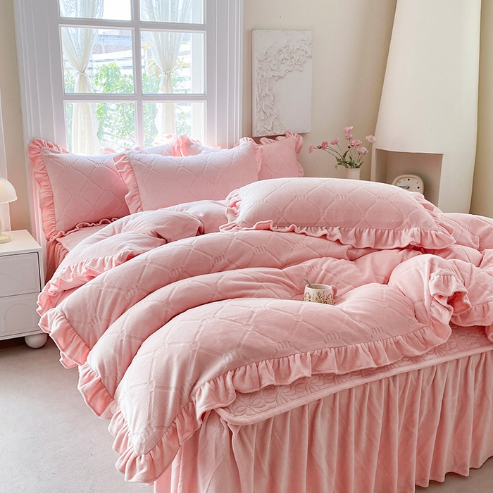 91家纺网 家纺一手货源 找家纺 乐嘉盈 2025新款雕花牛奶绒床裙款四件套-字母菲菲 字母菲菲-粉色