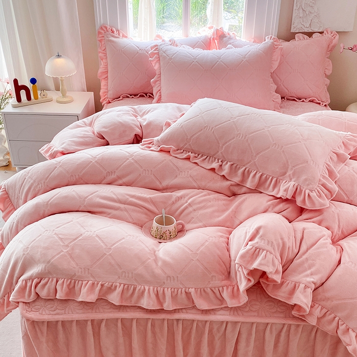 91家纺网 家纺一手货源 找家纺 乐嘉盈 2025新款雕花牛奶绒床裙款四件套-字母菲菲 字母菲菲-粉色