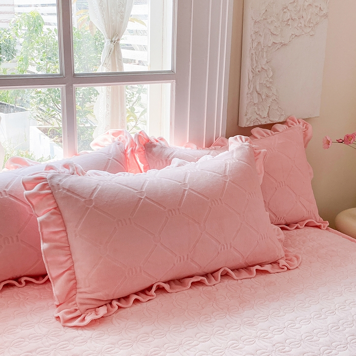 91家纺网 家纺一手货源 找家纺 乐嘉盈 2025新款雕花牛奶绒床裙款四件套-字母菲菲 字母菲菲-粉色