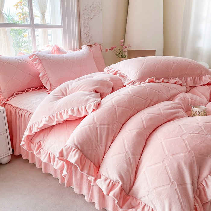 91家纺网 家纺一手货源 找家纺 乐嘉盈 2025新款雕花牛奶绒床裙款四件套-字母菲菲 字母菲菲-粉色