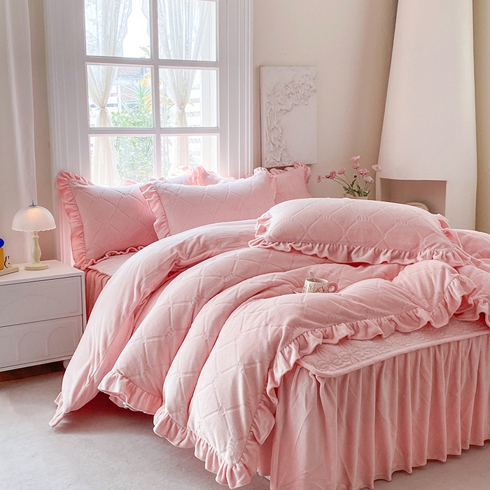 91家纺网 家纺一手货源 找家纺 乐嘉盈 2025新款雕花牛奶绒床裙款四件套-字母菲菲 字母菲菲-粉色