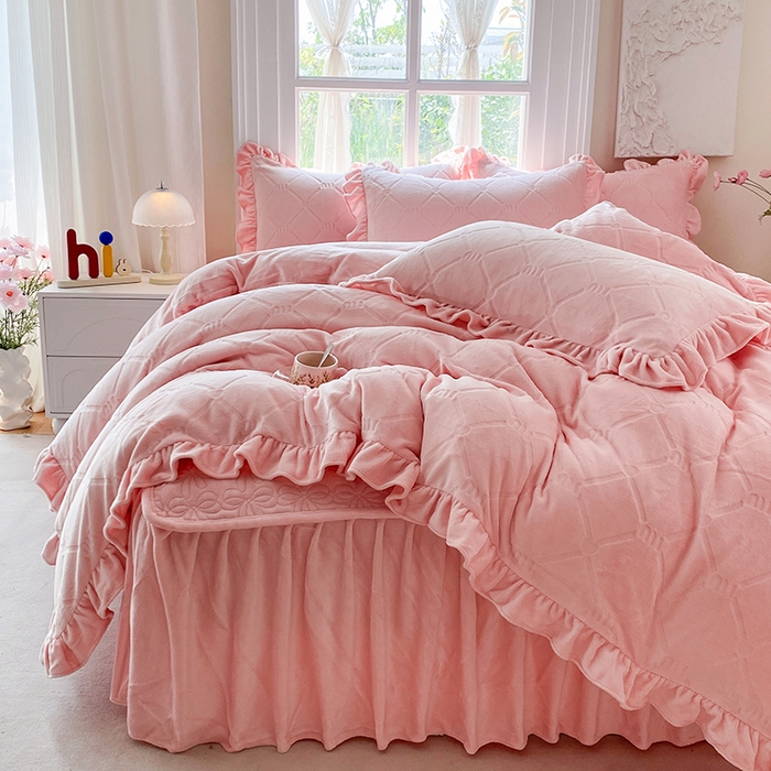 91家纺网 家纺一手货源 找家纺 乐嘉盈 2025新款雕花牛奶绒床裙款四件套-字母菲菲 字母菲菲-粉色