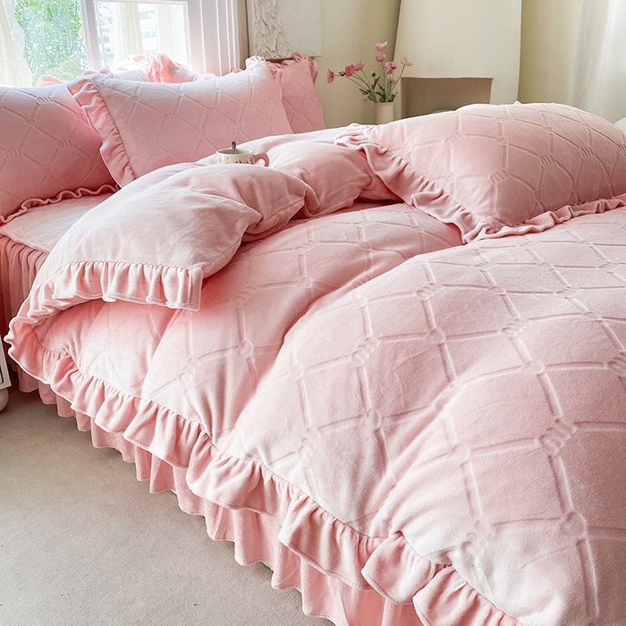 91家纺网 家纺一手货源 找家纺 乐嘉盈 2025新款雕花牛奶绒床裙款四件套-字母菲菲 字母菲菲-粉色