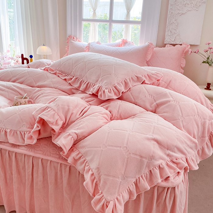 91家纺网 家纺一手货源 找家纺 乐嘉盈 2025新款雕花牛奶绒床裙款四件套-字母菲菲 字母菲菲-粉色