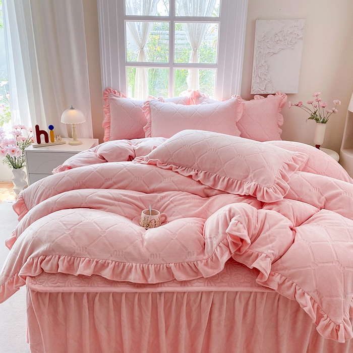 91家纺网 家纺一手货源 找家纺 乐嘉盈 2025新款雕花牛奶绒床裙款四件套-字母菲菲 字母菲菲-粉色