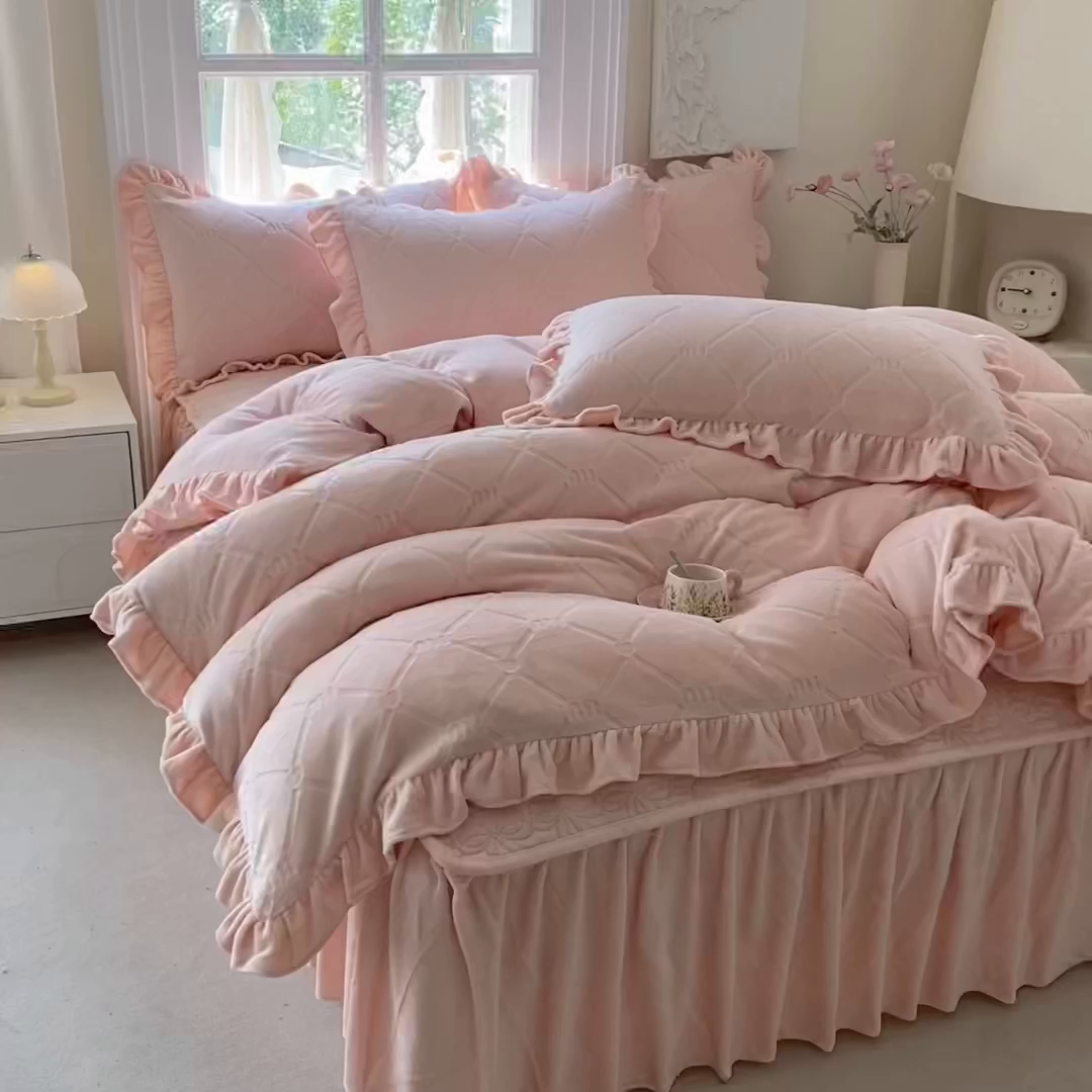 91家纺网 家纺一手货源 找家纺 乐嘉盈 2025新款雕花牛奶绒床裙款四件套-字母菲菲 字母菲菲-粉色