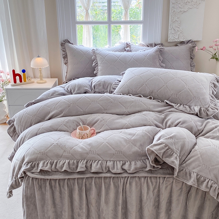 91家纺网 家纺一手货源 找家纺 乐嘉盈 2025新款雕花牛奶绒床裙款四件套-字母菲菲 字母菲菲-灰色