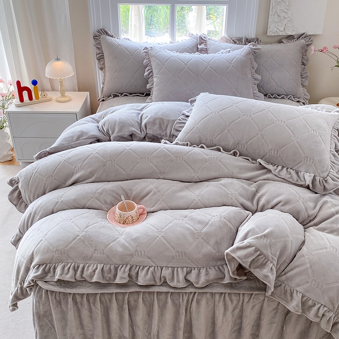 91家纺网 家纺一手货源 找家纺 乐嘉盈 2025新款雕花牛奶绒床裙款四件套-字母菲菲 字母菲菲-灰色